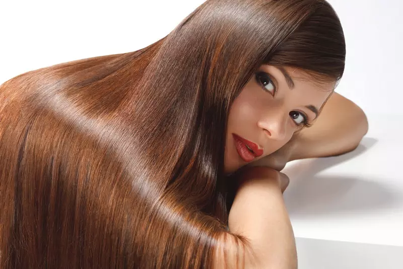 Keratin Hair သည်အိမ်တွင်ဖြောင့်ဖြောင့်ဖြောင့်ဖြောင့်ခြင်း - အိမ်တွင်မည်သို့ပြုလုပ်ရမည်နည်း။ ရိုးရှင်းသောချက်ပြုတ်နည်းများ။ ဒီအတွက်ဘာလိုအပ်သလဲ။ 16616_31