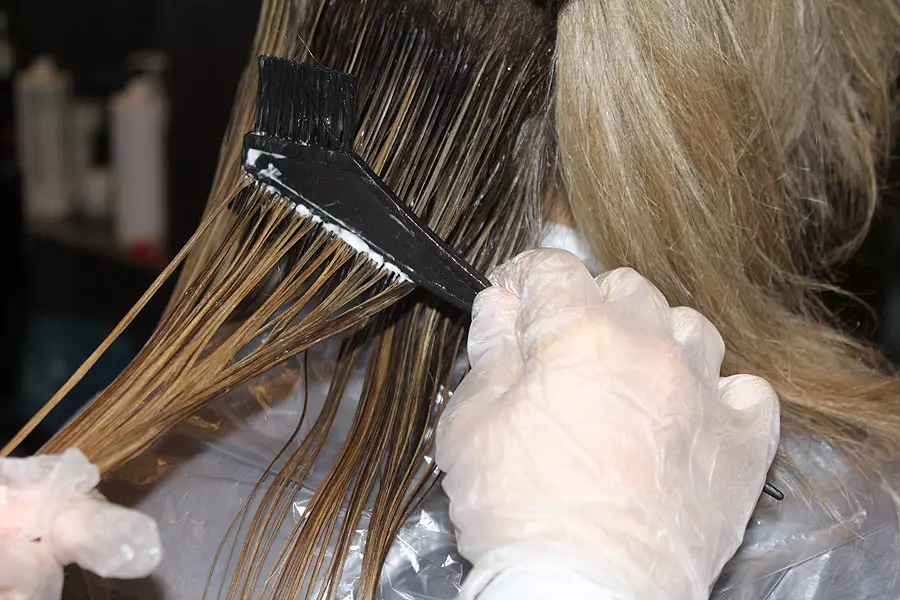 Keratynowa prostowanie włosów (54 zdjęcia): Co to jest? W jaki sposób procedura prostowania keratyny i jest możliwość zwinięcia, pomaluj włosy? Opinie 16617_14