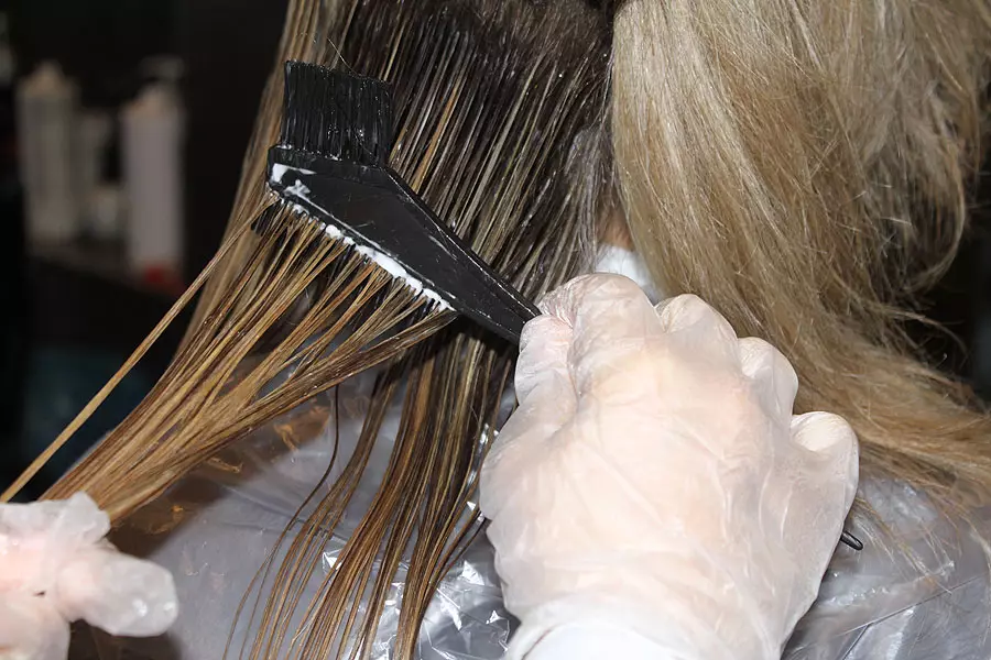 Keratin straightening gruaige (54 grianghraf): Cad é atá ann? Conas a dhéantar an nós imeachta atá ag Keratin straightening agus an féidir curl a dhéanamh ina dhiaidh sin, an ghruaig a phéinteáil? Athbhreithnithe 16617_14