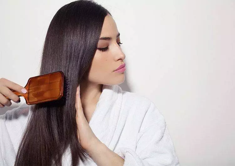 Keratin Rambut Rambut (54 foto): Apa iku? Kepiye prosedur Keratin Straightening lan apa bisa kanggo nggulung sawise iku, cat rambut? Ulasan 16617_20