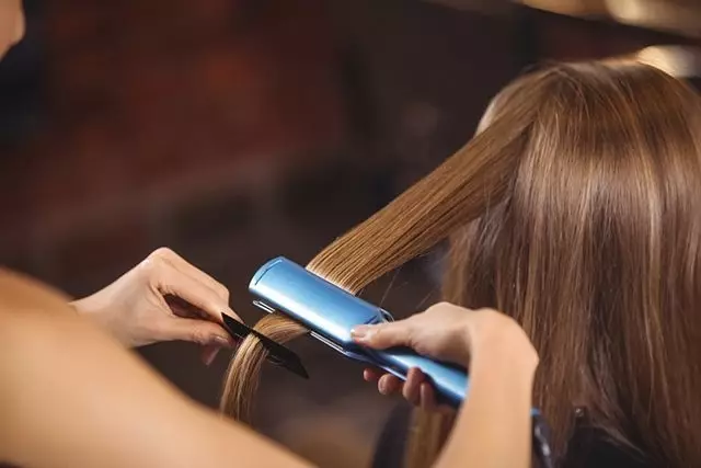 Keratin straightening gruaige (54 grianghraf): Cad é atá ann? Conas a dhéantar an nós imeachta atá ag Keratin straightening agus an féidir curl a dhéanamh ina dhiaidh sin, an ghruaig a phéinteáil? Athbhreithnithe 16617_21