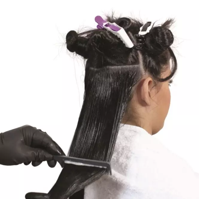 Keratynowa prostowanie włosów (54 zdjęcia): Co to jest? W jaki sposób procedura prostowania keratyny i jest możliwość zwinięcia, pomaluj włosy? Opinie 16617_34
