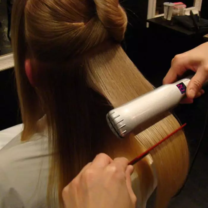 Keratynowa prostowanie włosów (54 zdjęcia): Co to jest? W jaki sposób procedura prostowania keratyny i jest możliwość zwinięcia, pomaluj włosy? Opinie 16617_35