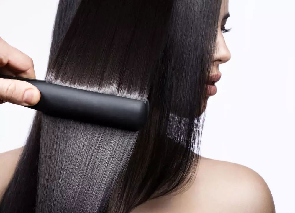 Keratin straightening gruaige (54 grianghraf): Cad é atá ann? Conas a dhéantar an nós imeachta atá ag Keratin straightening agus an féidir curl a dhéanamh ina dhiaidh sin, an ghruaig a phéinteáil? Athbhreithnithe 16617_4