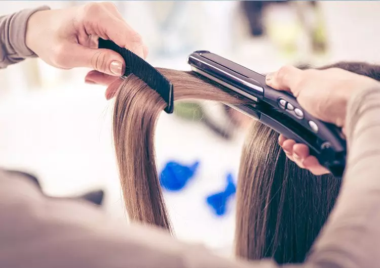 Keratin straightening gruaige (54 grianghraf): Cad é atá ann? Conas a dhéantar an nós imeachta atá ag Keratin straightening agus an féidir curl a dhéanamh ina dhiaidh sin, an ghruaig a phéinteáil? Athbhreithnithe 16617_7