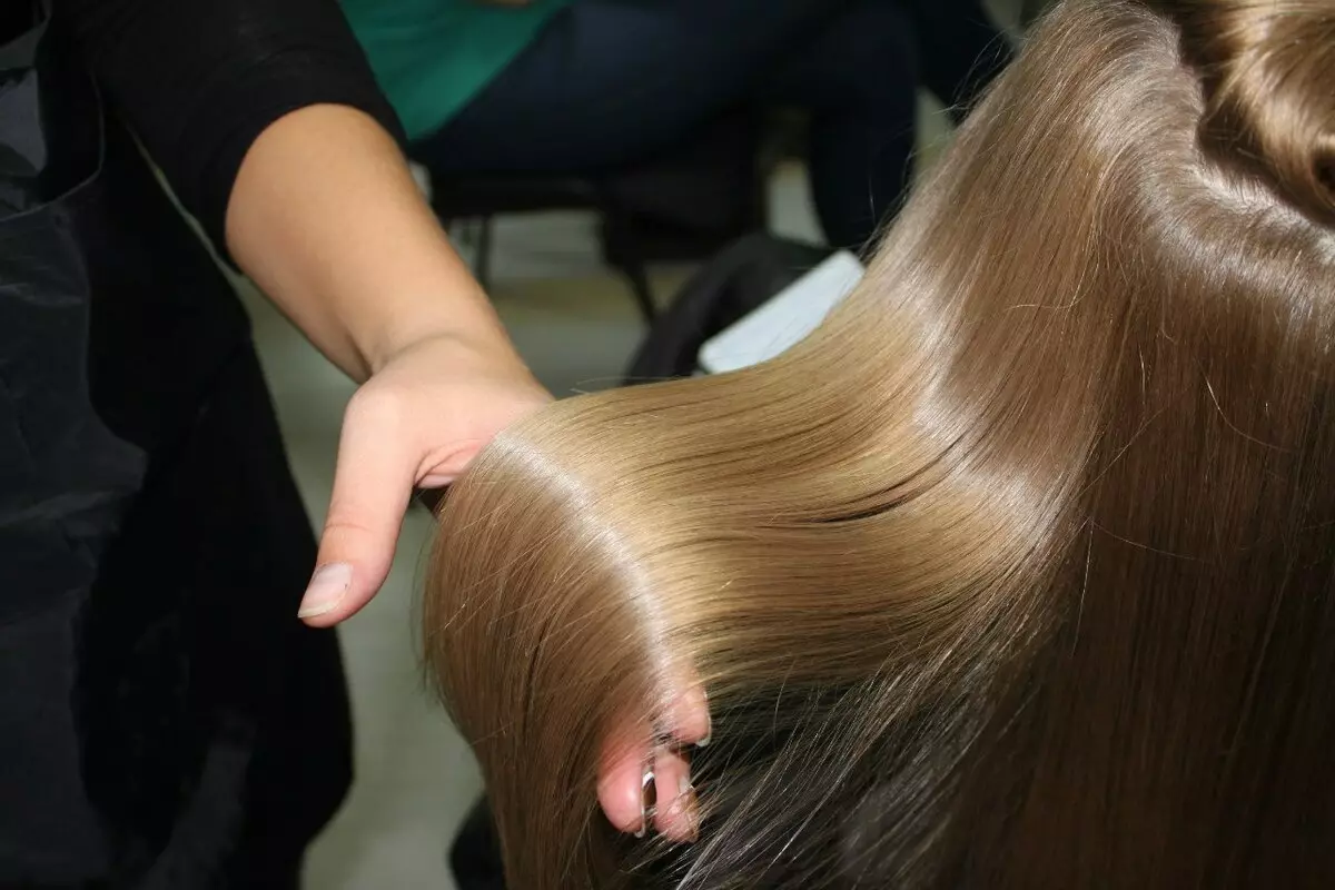 Keratin Rambut Rambut (54 foto): Apa iku? Kepiye prosedur Keratin Straightening lan apa bisa kanggo nggulung sawise iku, cat rambut? Ulasan 16617_8