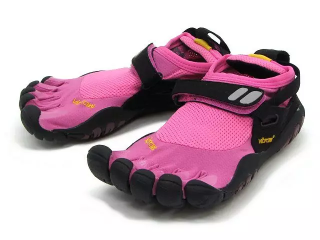 Vibram Shoes (58 mga larawan): Boots na may soles mula sa mga vibrats, fivefingers at sneakers, bundok at taglamig sapatos para sa turismo 1662_16