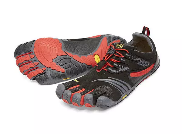 Vibram Shoes (58 mga larawan): Boots na may soles mula sa mga vibrats, fivefingers at sneakers, bundok at taglamig sapatos para sa turismo 1662_23