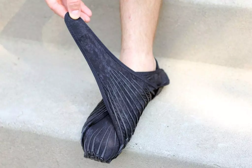 Sepatu vibram (58 foto): Boot dengan sol dari vibrat, limafingers dan sneakers, sepatu gunung dan musim dingin untuk pariwisata 1662_28