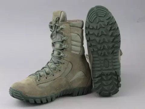 Sepatu vibram (58 foto): Boot dengan sol dari vibrat, limafingers dan sneakers, sepatu gunung dan musim dingin untuk pariwisata 1662_43