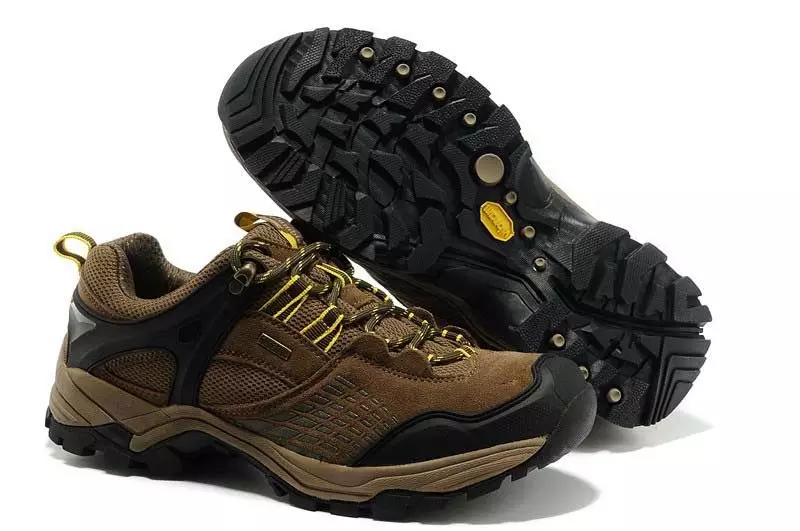Zapatos de vibram (58 fotos): botas con plantas de vibracións, cinco e zapatillas de deporte, zapatos de montaña e inverno para o turismo 1662_56