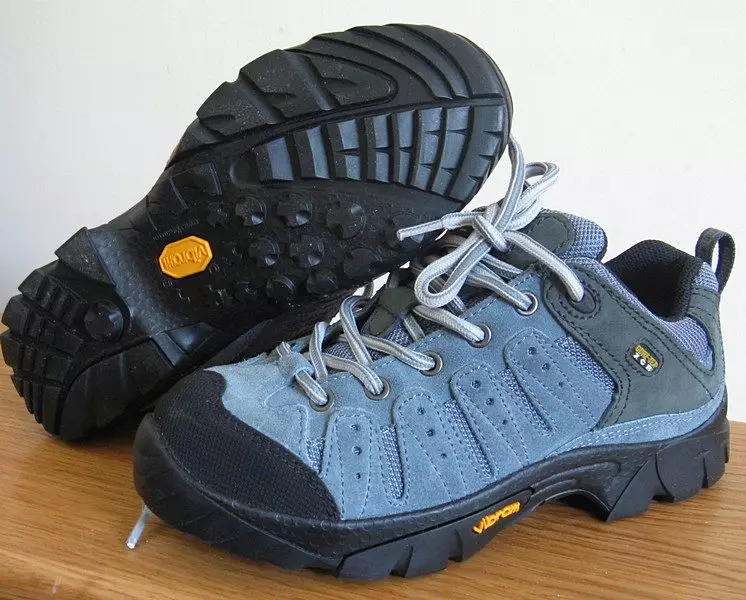 Topánky vibram (58 fotografií): topánky s podrážkami z vibratov, päťfingers a tenisky, horské a zimné topánky pre cestovný ruch 1662_58