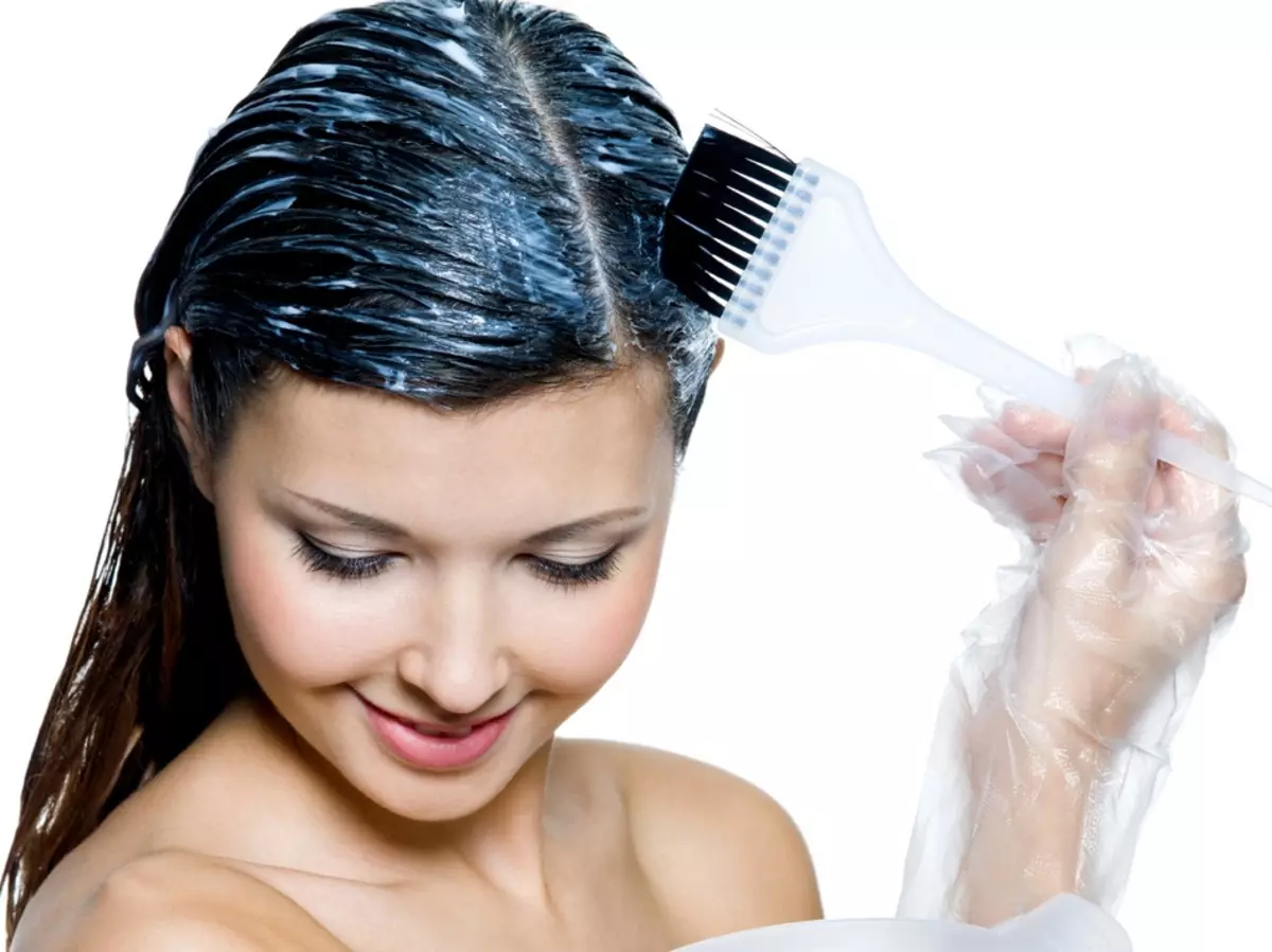 Bagaimana cara mengembalikan rambut setelah kimia? Bagaimana cara membuat topeng untuk memulihkan rambut setelah keriting kimia di rumah? Dana apa yang dibutuhkan untuk perawatan? 16633_15