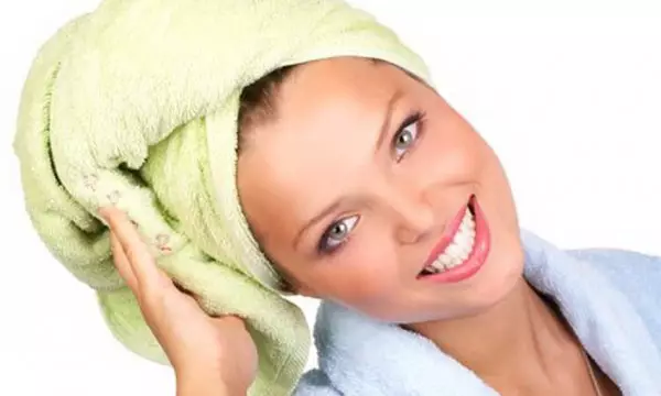 Bagaimana cara mengembalikan rambut setelah kimia? Bagaimana cara membuat topeng untuk memulihkan rambut setelah keriting kimia di rumah? Dana apa yang dibutuhkan untuk perawatan? 16633_16