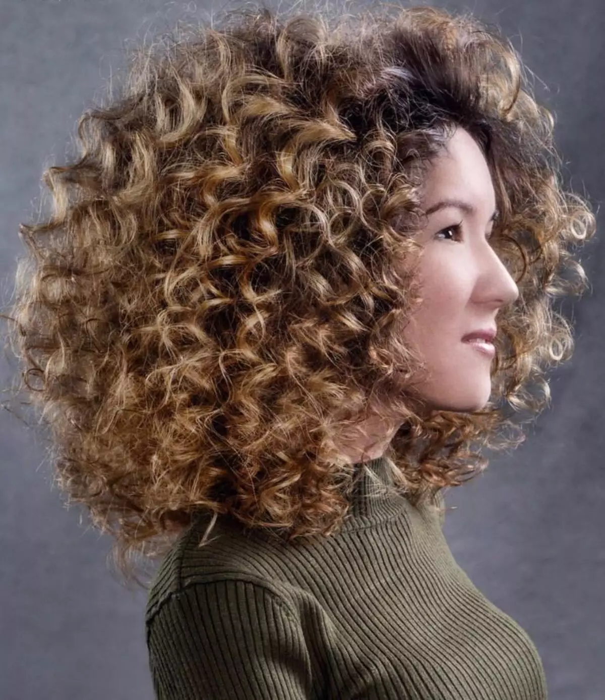 Біозавивка волосся на середні волосся (57 фото): як зробити велику, легку і іншу біохімію волосся середньої довжини? Укладання зачісок 16638_10