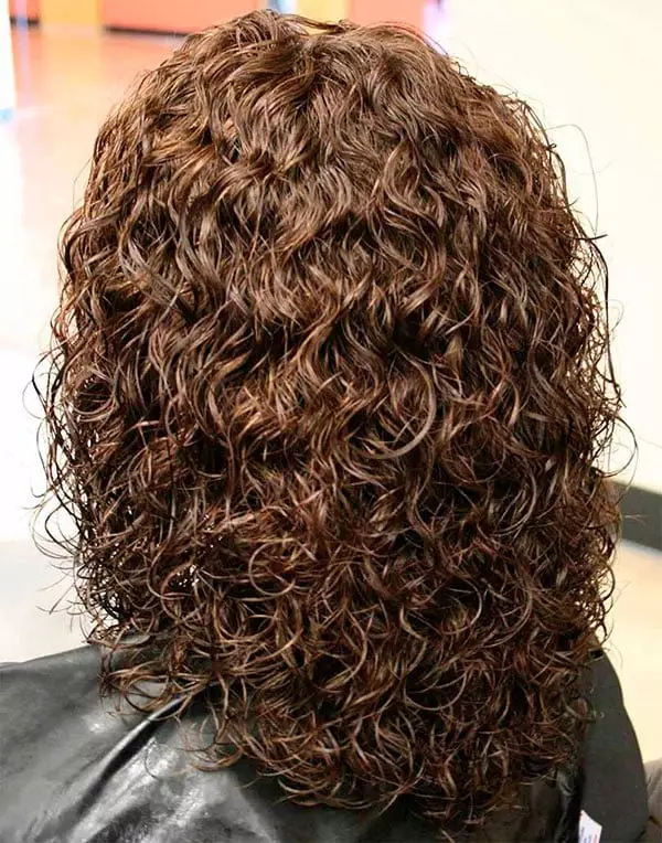 Hair Biosava a közepes hajon (57 fotók): Hogyan készítsünk egy nagy, könnyű és más biokémia közepes hosszú haját? Fekvő frizura 16638_12