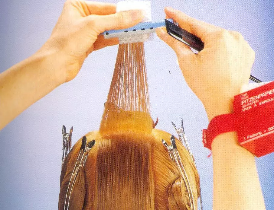 Chemické curling vlasy doma: krok za krokom inštrukcie popravy. Čo znamená vybrať pre chémiu na krátke a dlhé vlasy? 16640_29