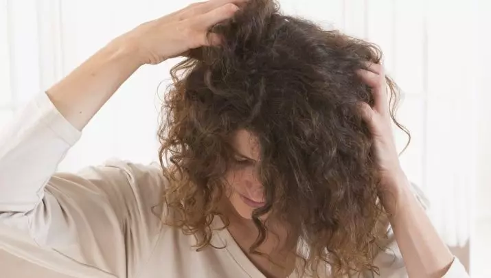 Curlilla química del cabello en casa: Instrucción paso a paso de la ejecución. ¿Qué medios elegir para la química en el cabello corto y largo? 16640_39