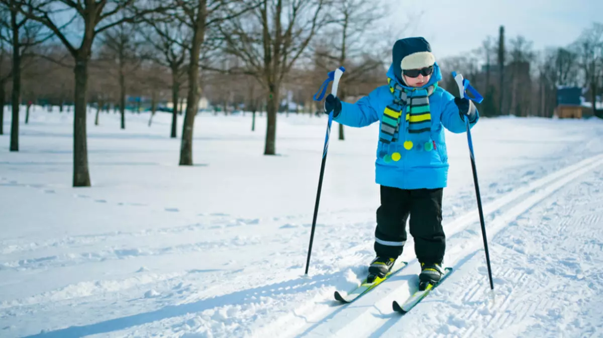 Giày trượt tuyết trẻ em: trượt tuyết và giày khác và bàn kích thước của chúng. Làm thế nào để chọn giày trượt tuyết cho trẻ em? Mô hình 28-33 và các kích thước khác 1664_22