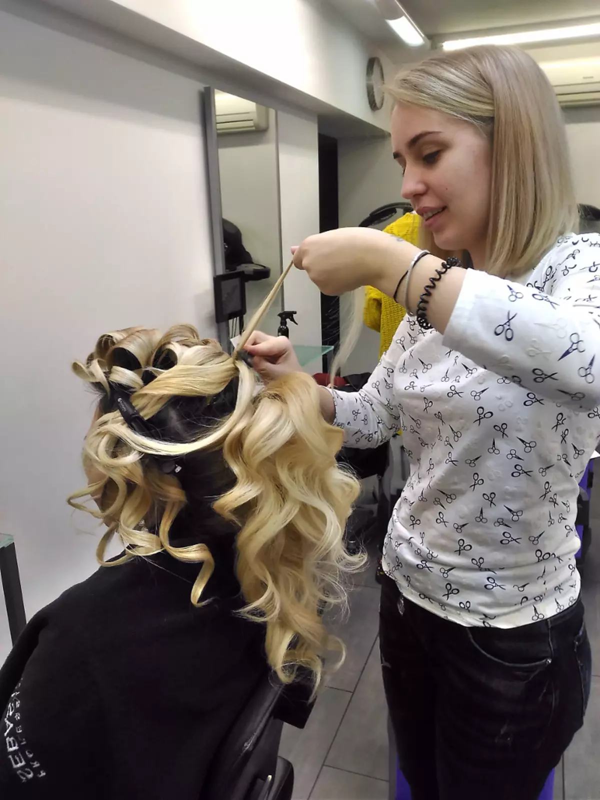 Pawernan rambute kriting (28 photos): Apa werna bisa Paint rambute cendhak lan dawa? Coloring curls saka Length Tengah, Fashion Trends 16652_13