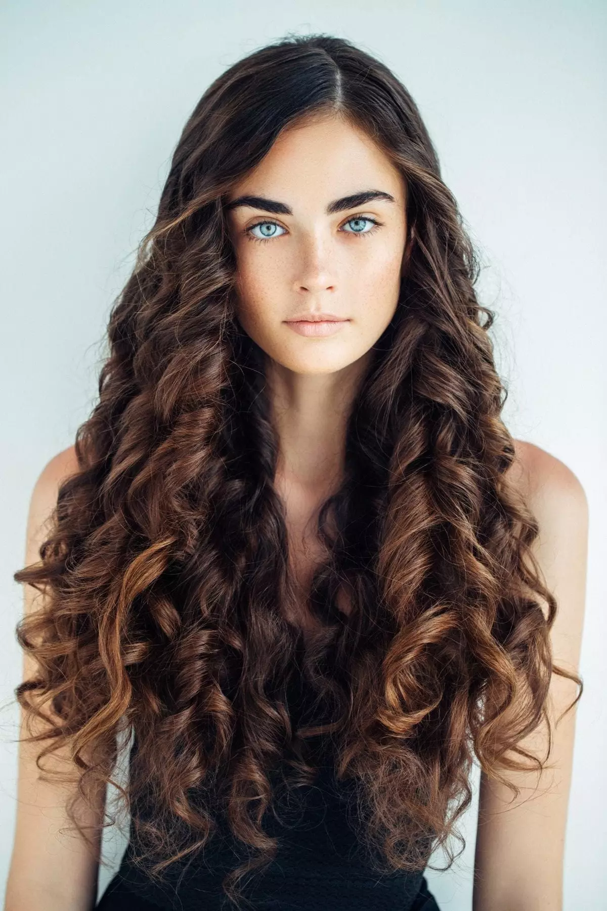 Pawernan rambute kriting (28 photos): Apa werna bisa Paint rambute cendhak lan dawa? Coloring curls saka Length Tengah, Fashion Trends 16652_6