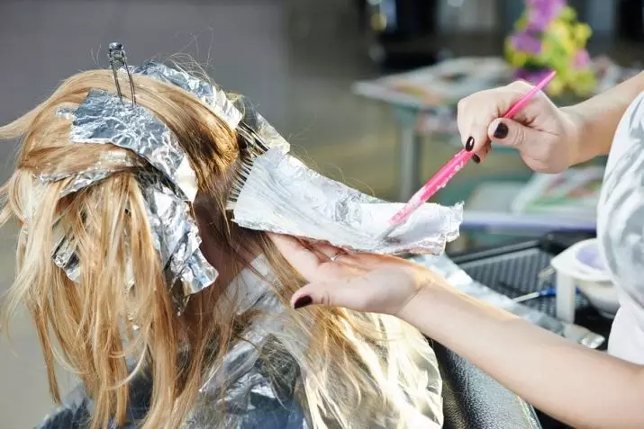 Lukisan rambut entheng rambut (43 foto): Fitur saka warna rambut blondes. Kepiye cara nglukis curl blond saka dawa medium? Lukisan rambut cekak lan dawa 16658_14