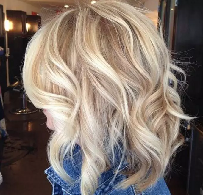 Krásné vlasy zbarvení pro blondýnky (44 fotek): módní trendy malování krátkých a dlouhých vlasů, zajímavé možnosti pro středně dlouhé kudrlinky 16659_6