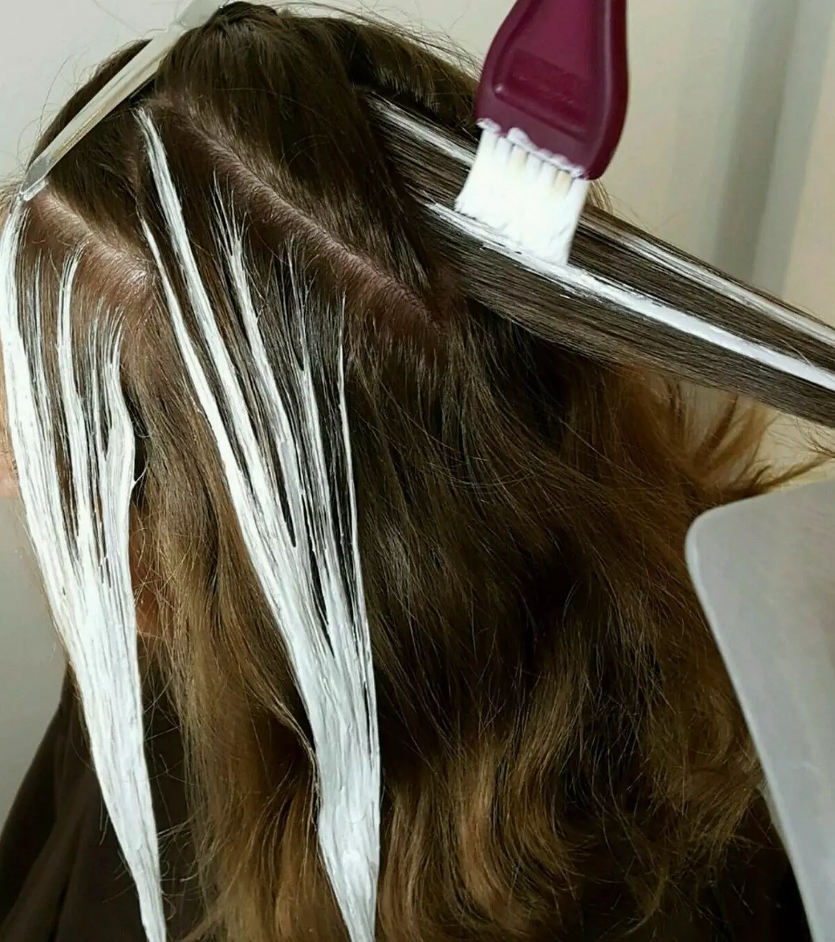 Browning em cabelos escuros (42 fotos): o que é isso? A técnica de coloração de cabelos lisos de médio e curto comprimento em casa. Como pintar cabelos longos? 16669_35
