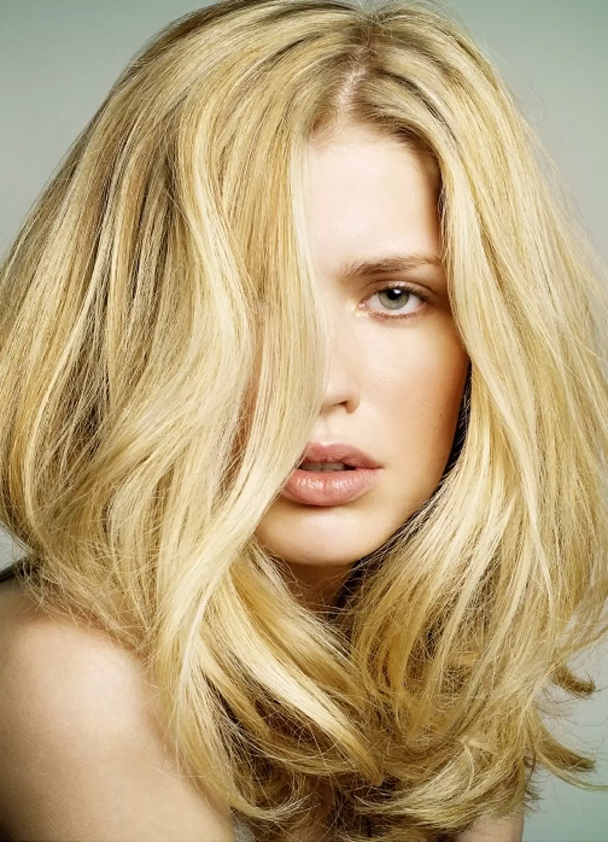 Staining Hair Blond (50 foto's): Trendy Tendencies schilderen kort en lang haar. Hoe blond en donker haar van gemiddelde lengte te schilderen? 16673_18