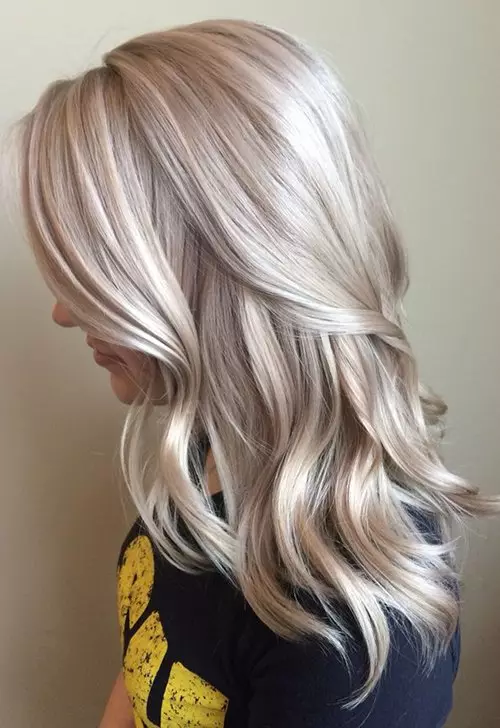 Staining Hair Blond (50 foto's): Trendy Tendencies schilderen kort en lang haar. Hoe blond en donker haar van gemiddelde lengte te schilderen? 16673_21