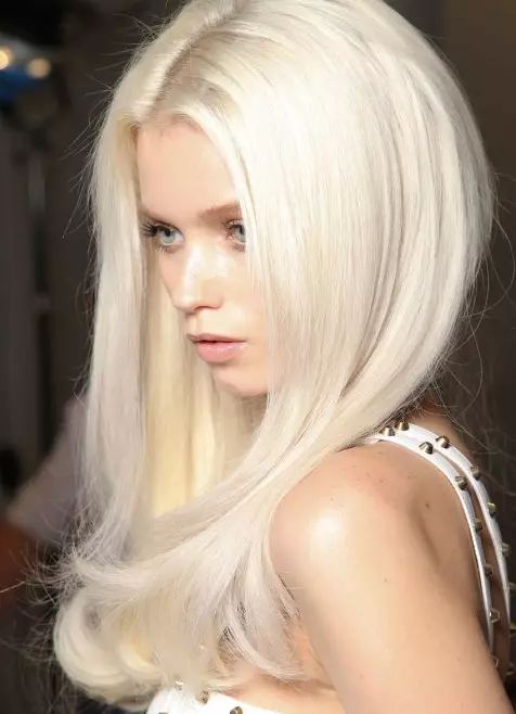 Staining Hair Blond (50 foto's): Trendy Tendencies schilderen kort en lang haar. Hoe blond en donker haar van gemiddelde lengte te schilderen? 16673_23