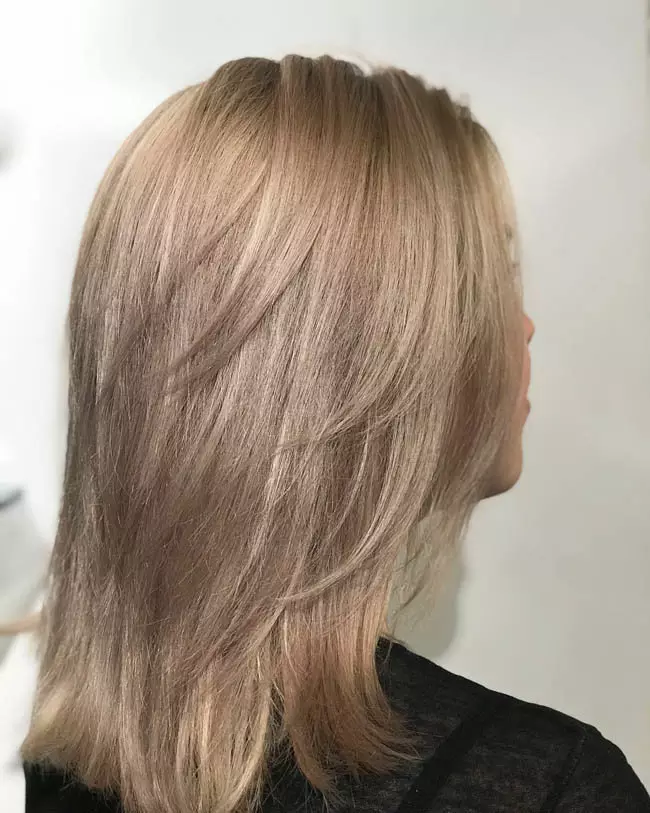 Krāsošanas Blond Hair (59 fotogrāfijas): kādā krāsā jūs varat krāsot gaismas un tumši gaišus matus vidēja garuma? Trendy varianti glezniecības 16674_19