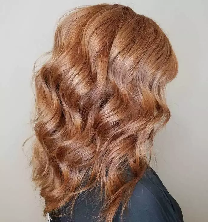 Krāsošanas Blond Hair (59 fotogrāfijas): kādā krāsā jūs varat krāsot gaismas un tumši gaišus matus vidēja garuma? Trendy varianti glezniecības 16674_23