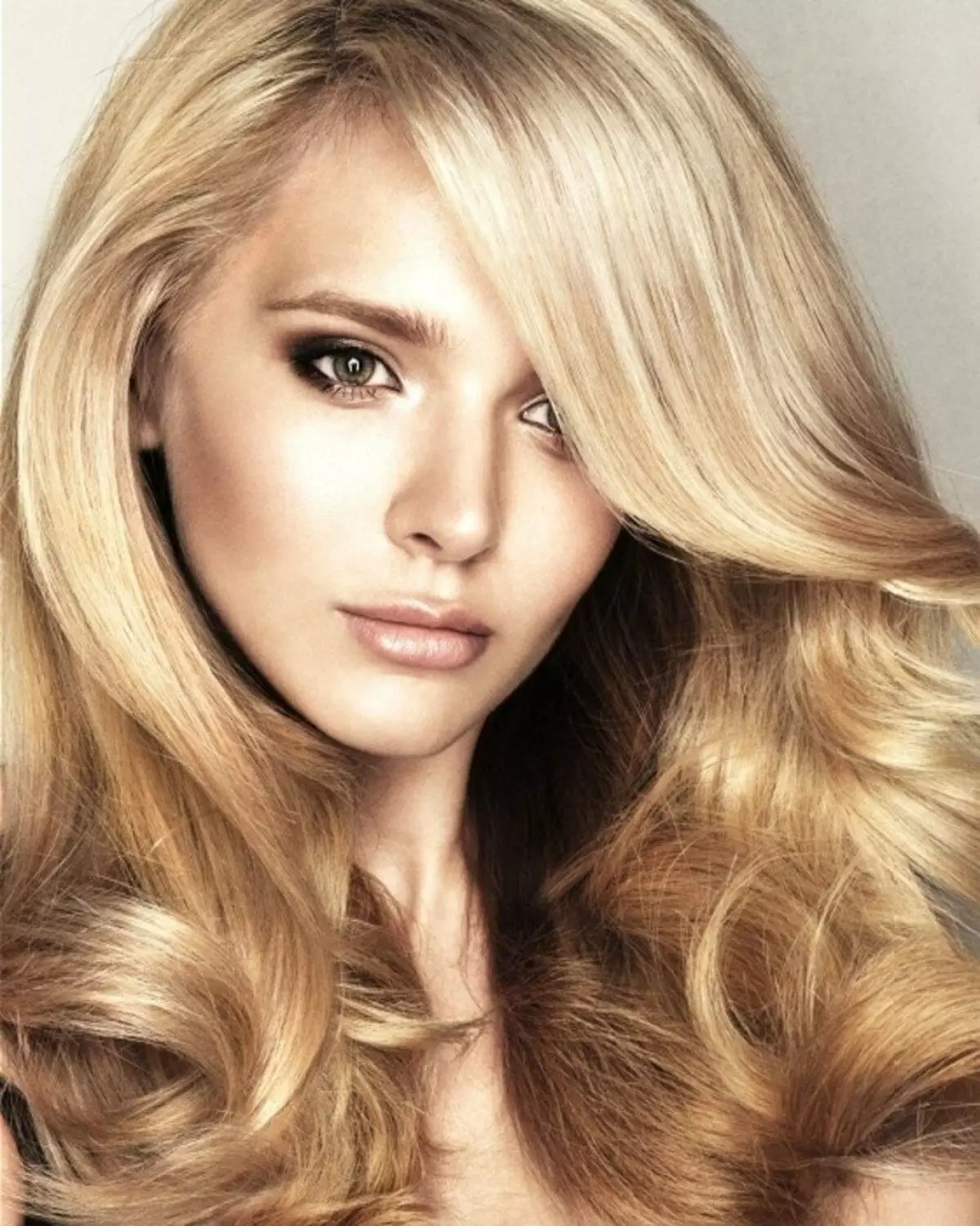 Krāsošanas Blond Hair (59 fotogrāfijas): kādā krāsā jūs varat krāsot gaismas un tumši gaišus matus vidēja garuma? Trendy varianti glezniecības 16674_34