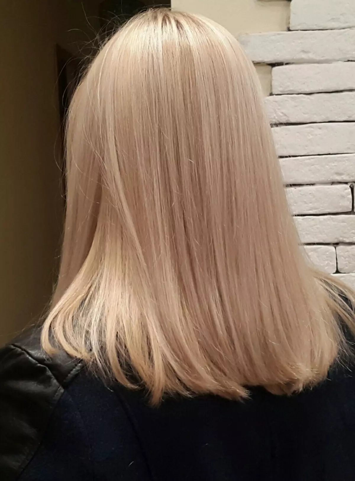 Krāsošanas Blond Hair (59 fotogrāfijas): kādā krāsā jūs varat krāsot gaismas un tumši gaišus matus vidēja garuma? Trendy varianti glezniecības 16674_39