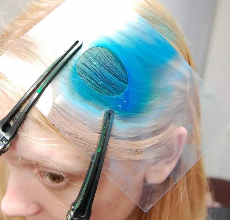 Kreatívne vlasy sfarbenie (59 fotografií): maľovanie vlasov strednej dĺžky, krátke a dlhé kučery. Ako maľovať tmavé, červené a blond vlasy? 16675_36