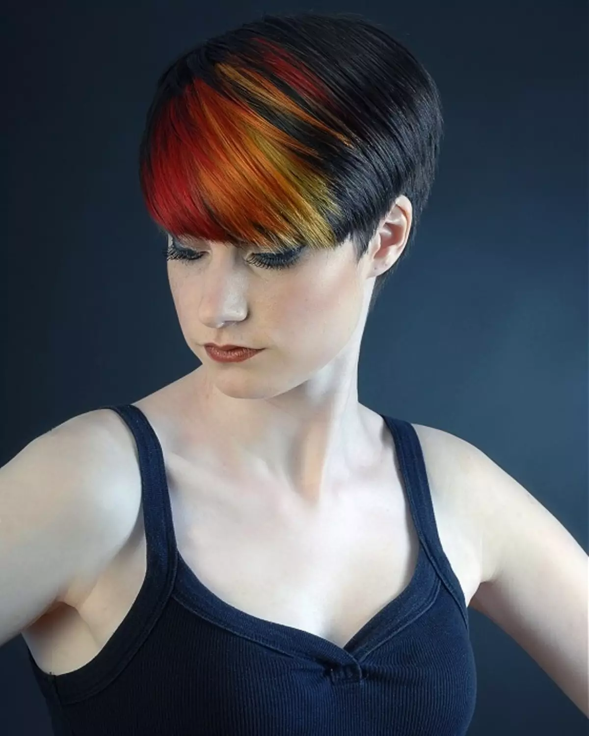 크리 에이 티브 헤어 착색 (59 사진) : 중간 길이, 짧은 길이의 머리카락을 칠합니다. 어두운, 빨간색과 금발 머리카락을 페인트하는 방법? 16675_42