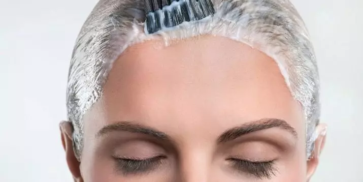 Cat rambut di kepala yang bersih atau kotor? Apa rambut lebih baik untuk menerapkan cat? Apakah perlu untuk mencuci kepala Anda sebelum pewarnaan? Apakah mungkin untuk melukis lemak rambut? 16676_2
