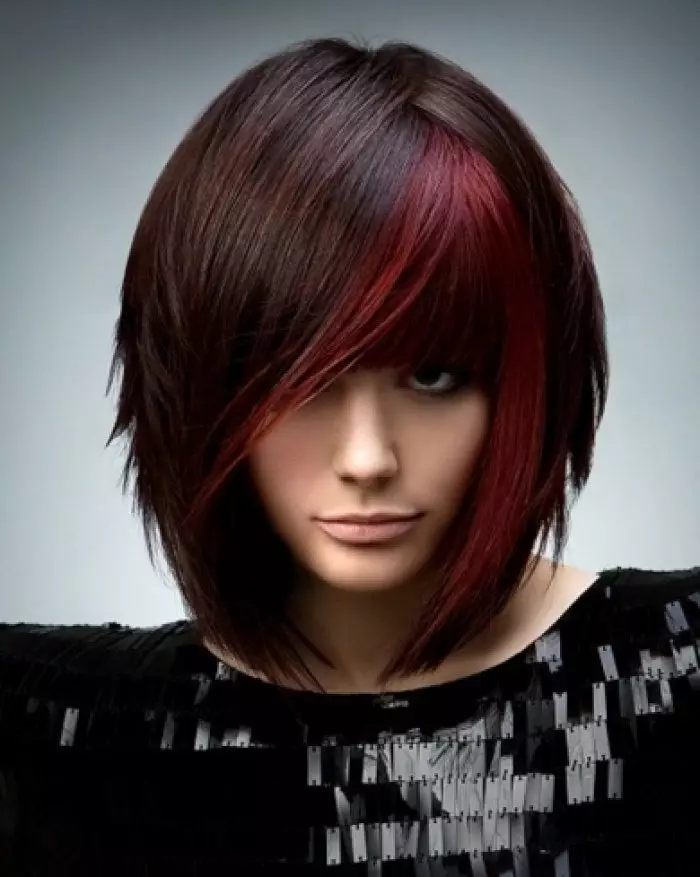 Saç boyama şık eğilimleri (139 fotoğraflar): Farklı saç kesimlerinin boyamadaki kış yeni ürünler, kadın saçın modern şık renkleri 16677_74