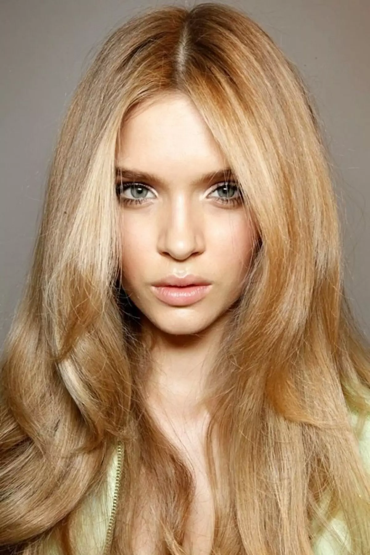 Saç boyama şık eğilimleri (139 fotoğraflar): Farklı saç kesimlerinin boyamadaki kış yeni ürünler, kadın saçın modern şık renkleri 16677_9