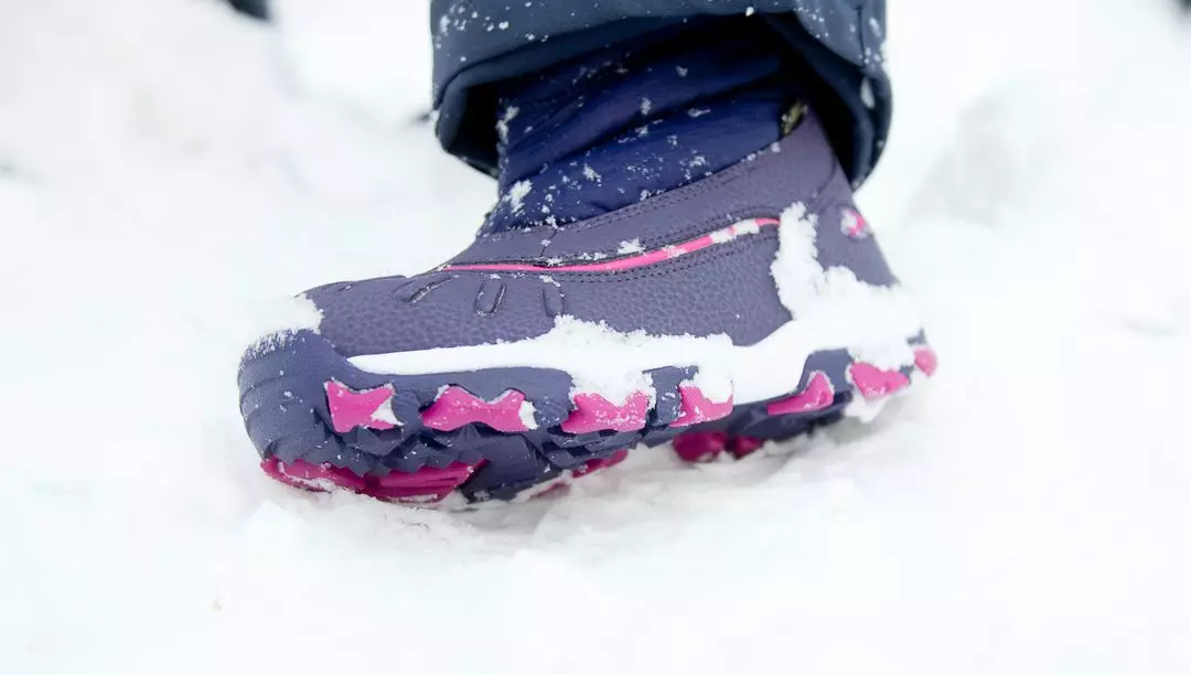 Snowubuthes (58 Foto): Apa iku? CATETAN lan suhu sing cocog kanggo sepatu. Apa bedane tugas saka snowubuts? 1667_15
