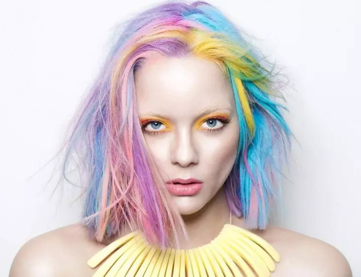 Colorarea părului color (74 fotografii): Cum să alegeți Paint pentru colorarea luminoasă? Cum de a picta părul scurt, mediu și lung? Sfaturi de pictura 16684_2