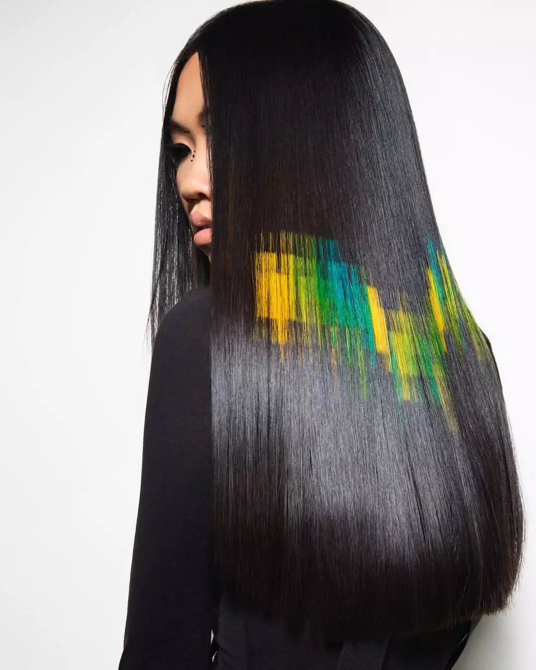 Tô màu tóc phức tạp (69 ảnh): Nó là gì? Các loại công nghệ, sơn tóc dài và sợi dài trung bình. Tùy chọn tô màu cho màu đỏ, đen và các màu tóc khác 16688_53