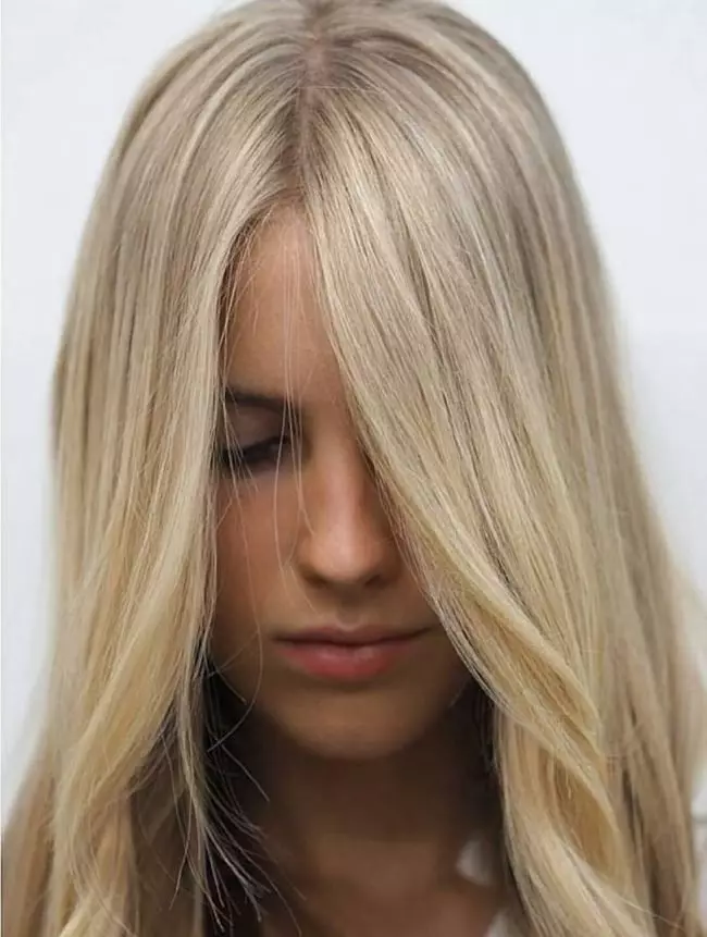 Βαφή μαλλιών σε ανοιχτά χρώματα (59 φωτογραφίες): Ζωγραφική βραχυπρόθεσμα, μεσαία και μακριά μαλλιά σε ανοιχτά χρώματα. Πώς μπορείτε να βάψετε τα μαλλιά σας σε μια ελαφριά σκιά χωρίς αποχρωματισμό; 16694_6
