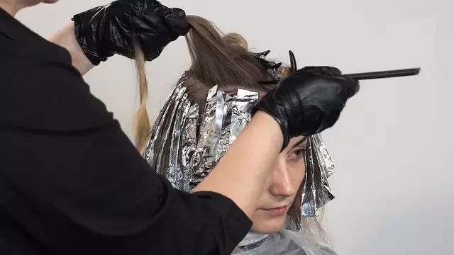 Coloração AirTouch no cabelo escuro (57 fotos): Que tons são adequados para morenas? Técnica que executa em cabelos curtos e cachos de comprimento médio 16696_11