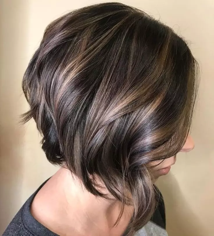 Airtouch krāsošana uz tumšiem matiem (57 fotogrāfijas): kādi toņi ir piemēroti brunetēm? Tehnika, kas veic īsos matus un vidēja garuma cirtas 16696_29