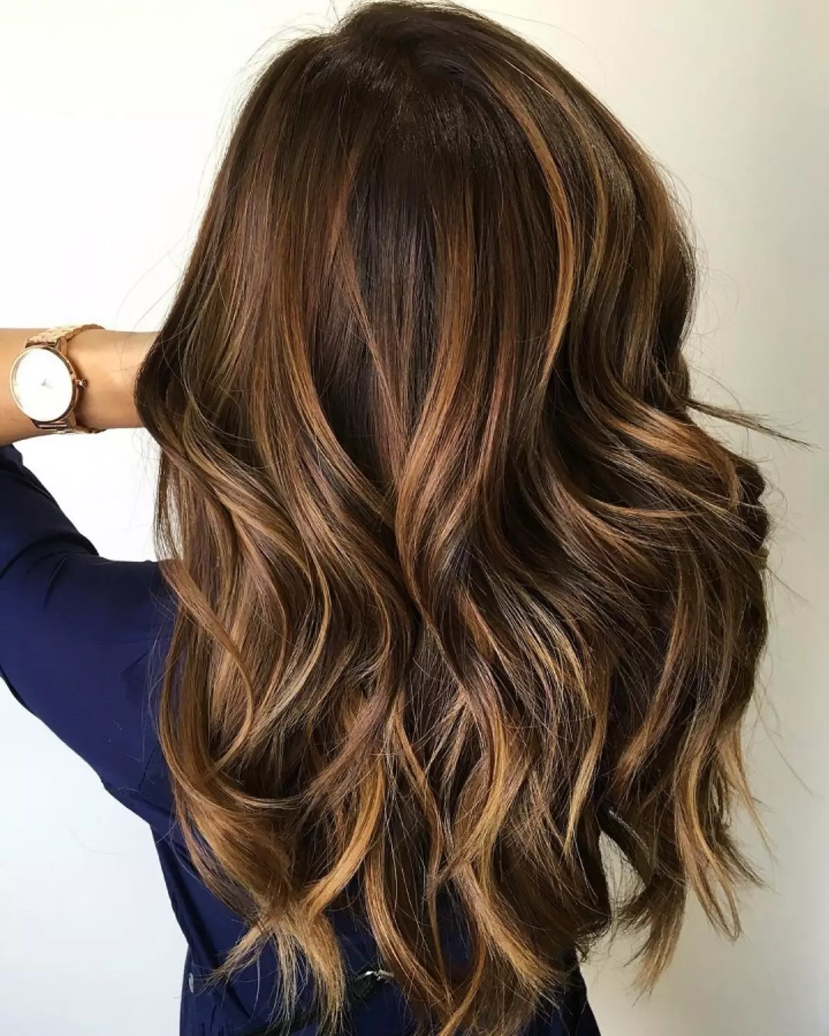 Airtouch staining ໃນຜົມຊ້ໍາ (57 ຮູບ): ບ່ອນທີ່ມີຮົ່ມເຫມາະສໍາລັບ brunettes? ເຕັກນິກການສະແດງກ່ຽວກັບຜົມສັ້ນແລະ curls ຂອງຄວາມຍາວປານກາງ 16696_35