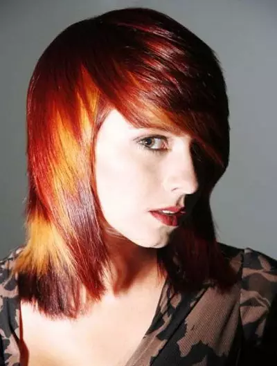 Модна боја коса средње дужине (92 фотографије): стилске новитете и трендове, занимљиве модерне опције сликања за женску косу 16699_24