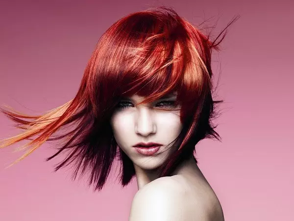 Módní barvení vlasů střední délky (92 fotografií): Stylové novinky a trendy, zajímavé moderní možnosti malby pro ženské vlasy 16699_25
