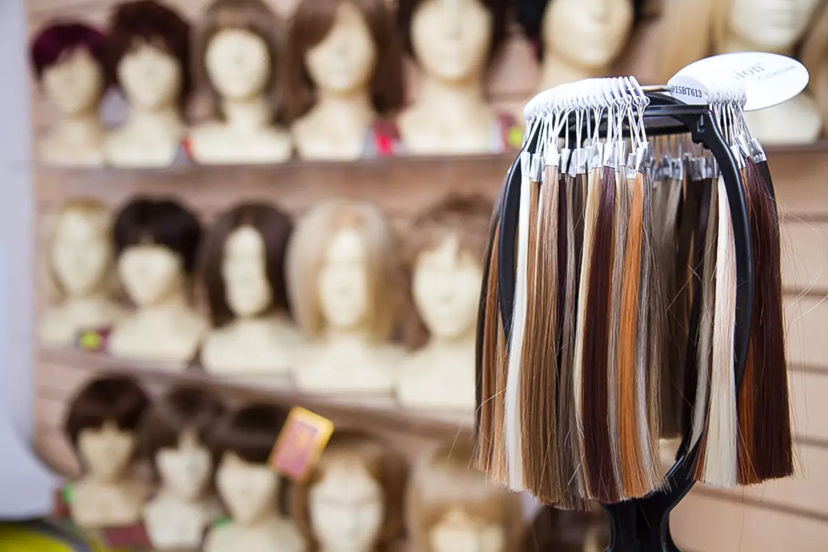Природне перике за косу (19 фотографија): Изаберите женску кратку или дугу перику са имитацијом власишта. Како га сликати? Правила за негу 16711_3